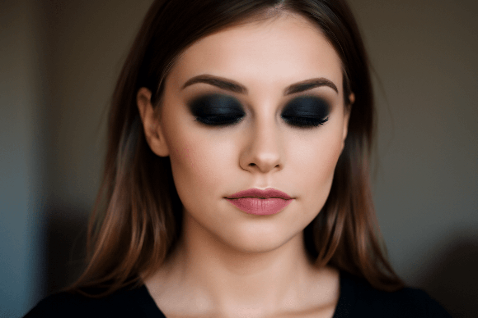 Smoky eye dla początkujących z tutorialem 2026 - Makijaż oczu