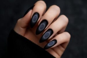 dark-aura-nails-mroczny-manicure-z-efektem-aury-2-1