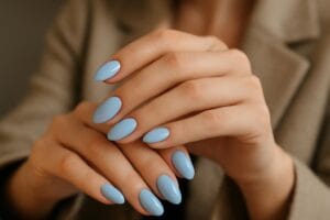 Elegancki manicure baby blue – trendy, inspiracje i styl