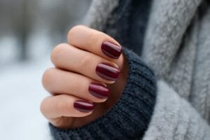 Jagodowe paznokcie na zimę – trendy, efekty i inspiracje