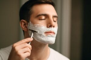 Jak golić się safety razorem dla idealnie gładkiej skóry