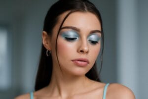 Makijaż Y2K z mroźnym cieniem do powiek – trendy i inspiracje