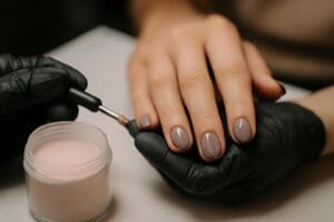Manicure tytanowy (dip powder) – trwałość, aplikacja i wady