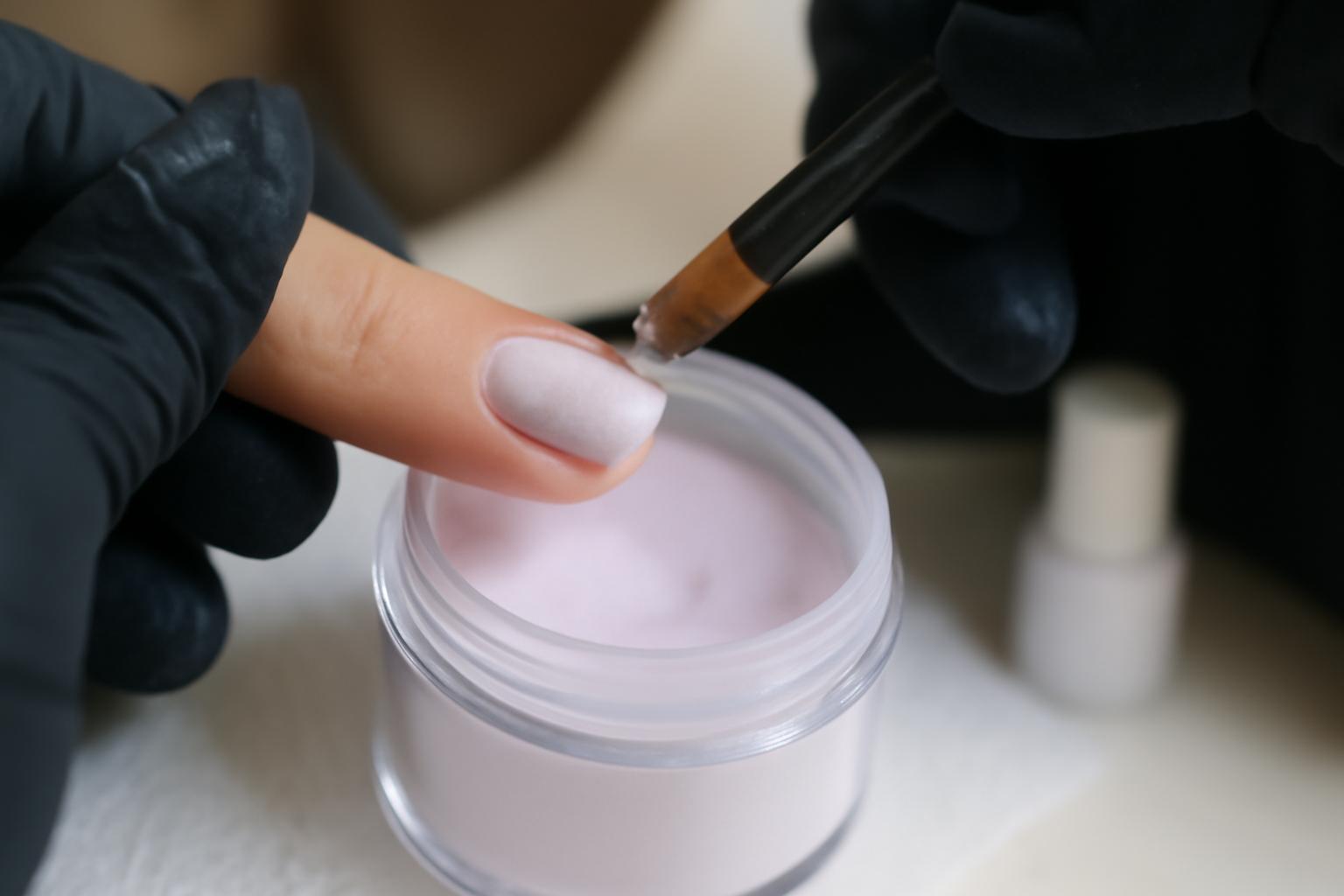 Manicure tytanowy (dip powder) – trwałość, aplikacja i wady