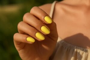 maslanozo-ty-manicure-butter-yellow-na-lato-2025-2-1