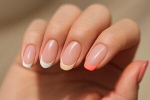 Nowoczesne warianty manicure francuskiego na paznokciach