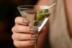 Oliwkowy manicure „dirty martini nails” – trendy i styl