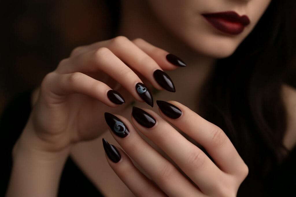 Paznokcie dark romance na sezon Skorpiona – inspiracje