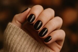 Paznokcie espresso brown – trendy manicure na jesień