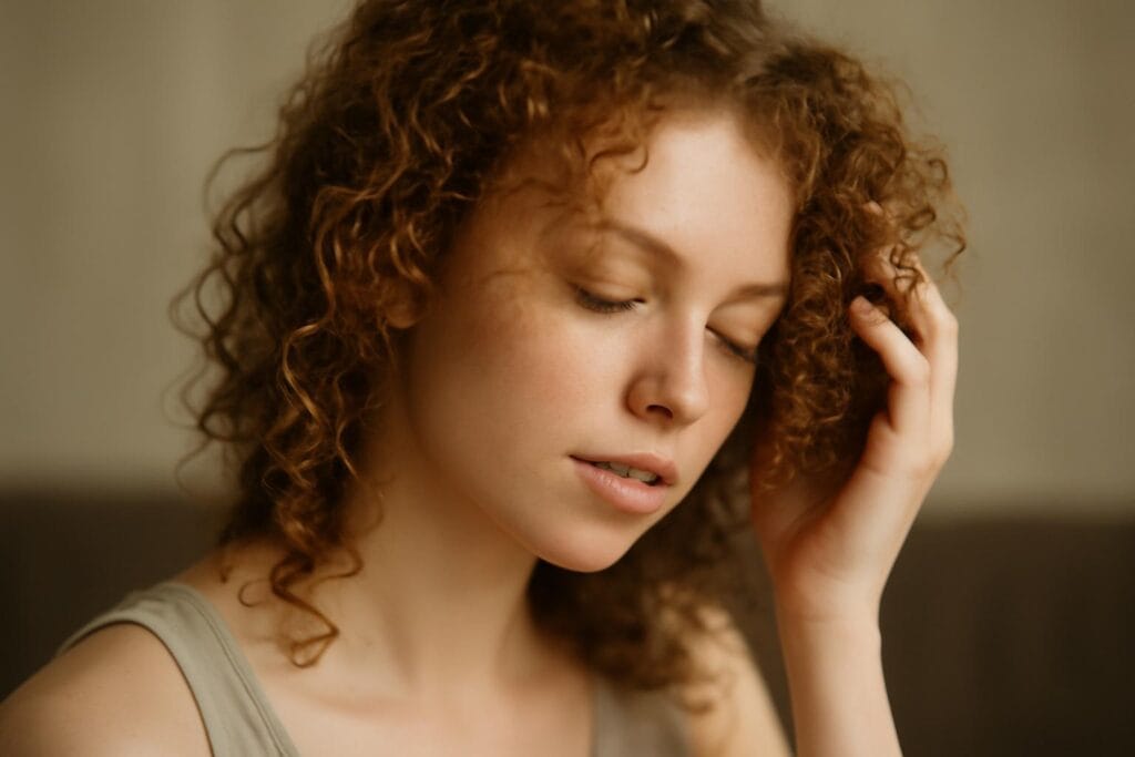 pielegnacja-cienkich-kreconych-w-osow-bez-obciazania-2-1