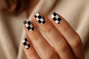 Pomysły na paznokcie w szachownicę i jak je wykonać