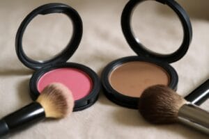 roz-a-bronzer-roznice-zastosowanie-i-sposob-aplikacji-2-1