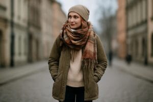 Stylizacje na fałszywą wiosnę i ubiór warstwowy