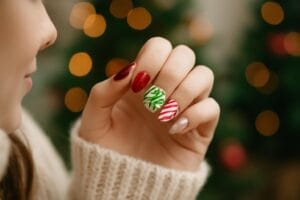 swiateczny-manicure-na-grudzien-2026-szybkie-inspiracje-2-1