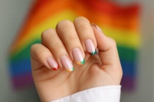 Tęczowy french manicure na Pride Month – inspiracje i wykonanie