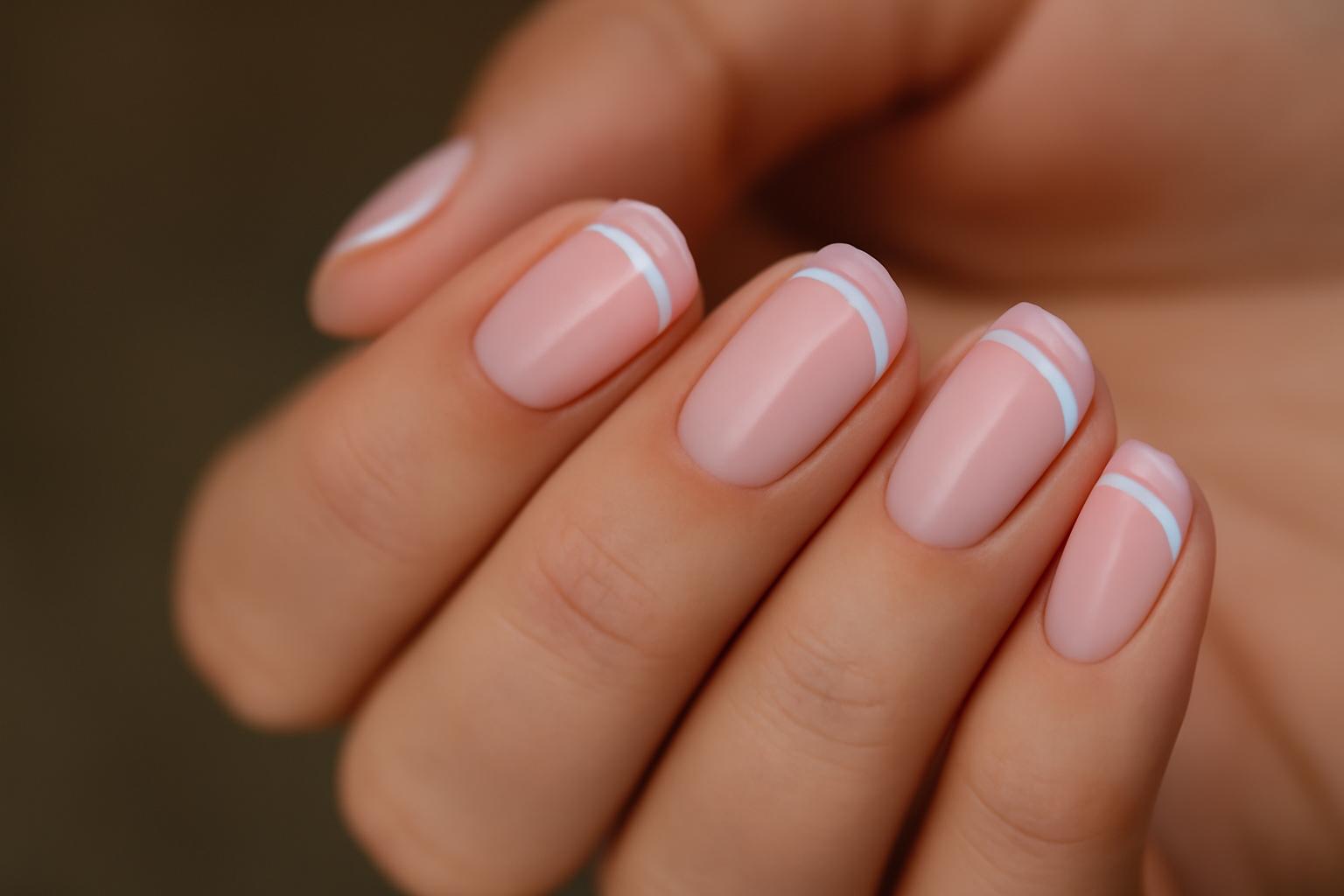 Wiosenny french manicure w marcu 2026 – trendy i inspiracje