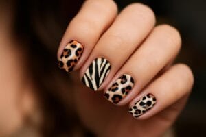 Zwierzęce printy na paznokciach: trendy manicure 2026